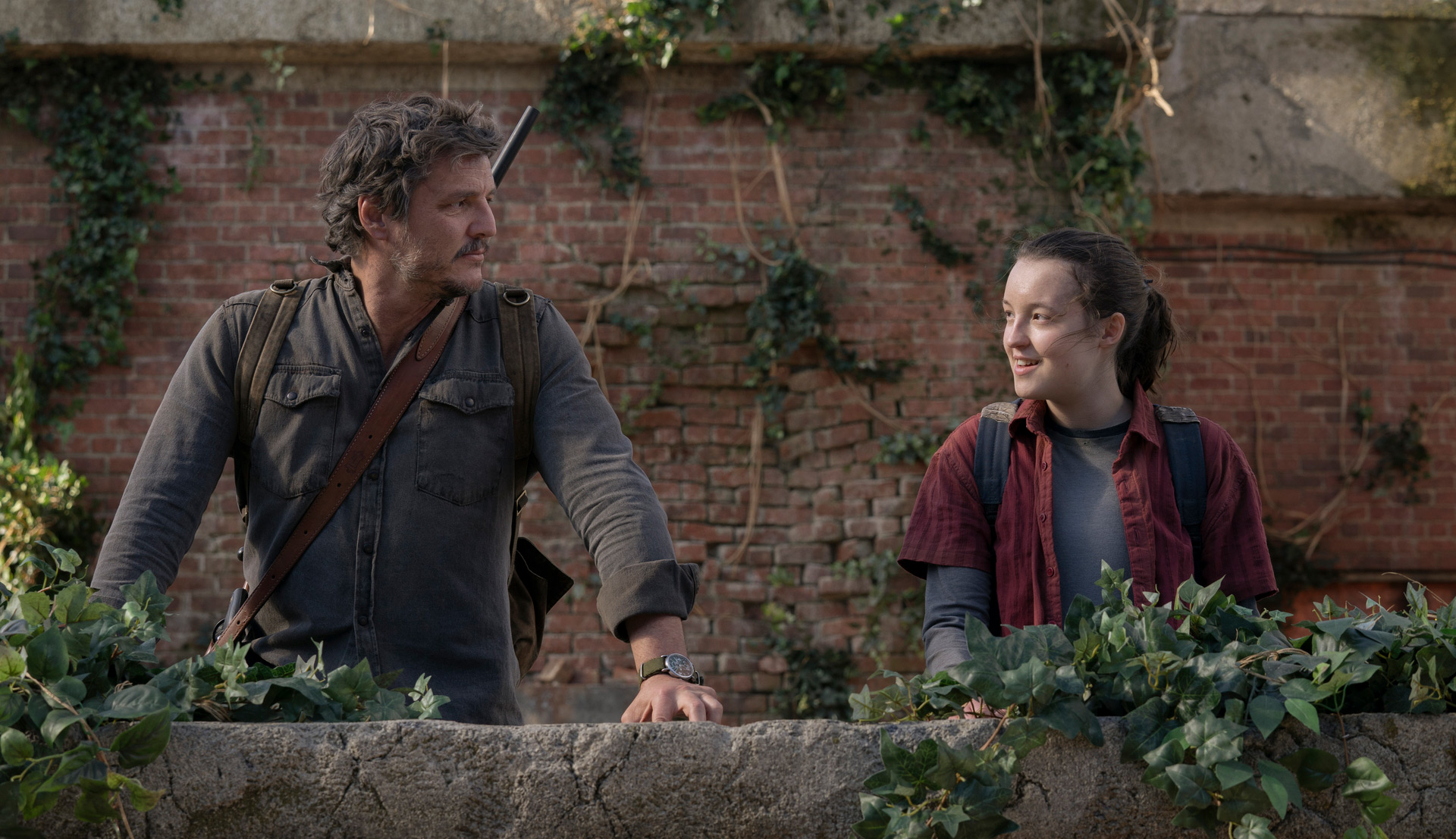 Pedro Pascal and Bella Ramsey in "The Last of Us"