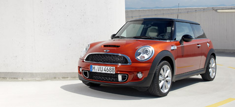 2011 Mini Cooper S Hardtop front corner view