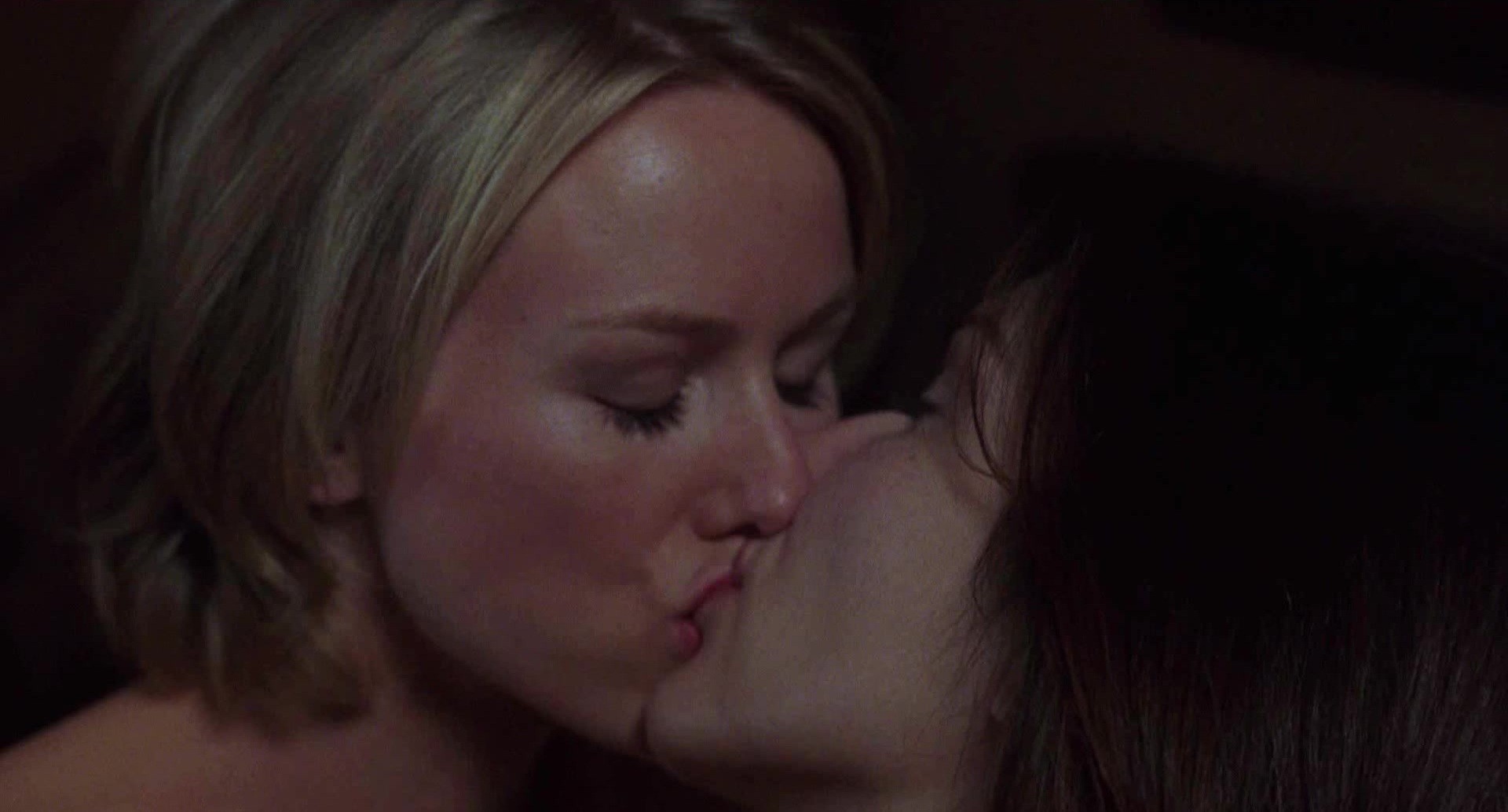 Naomi Watts and Laura Harring kissing in Mulholland Drive 2