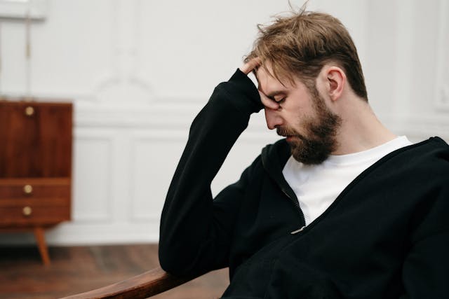 main in beard and emotional pain