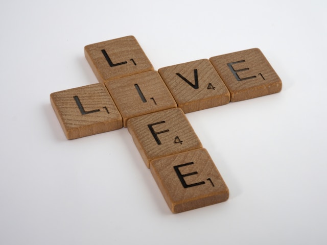 scrabble letter spelling life live