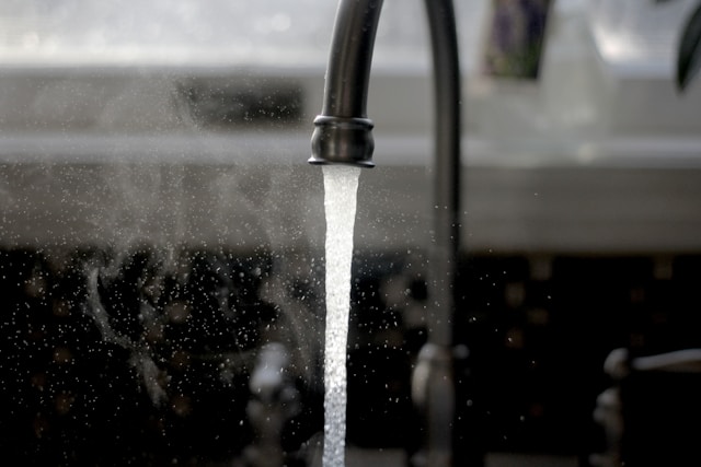 water flowing from kitchen sink