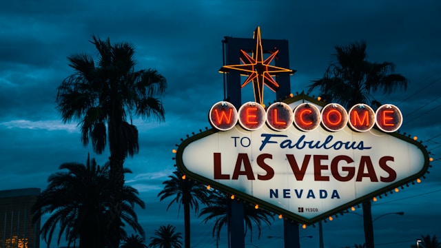 las vegas sign at dusk