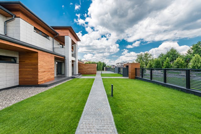 yard of congtemporary house